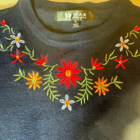Ye Mak Sweater - size S - Picture 3 of 5